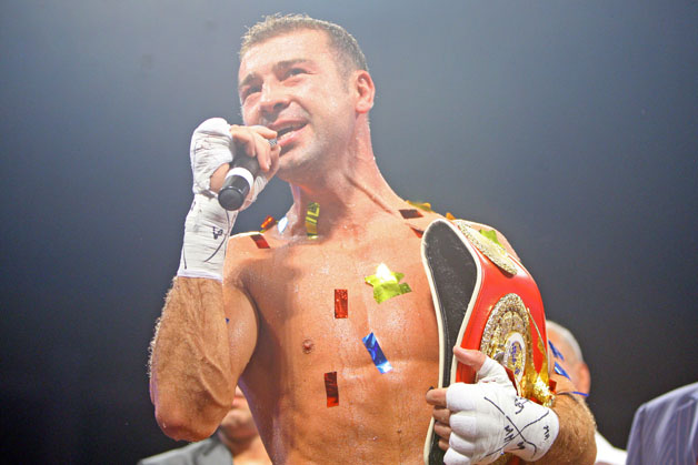 Lucian Bute i-a oferit centura de campion mondial lui Jimmy Connors