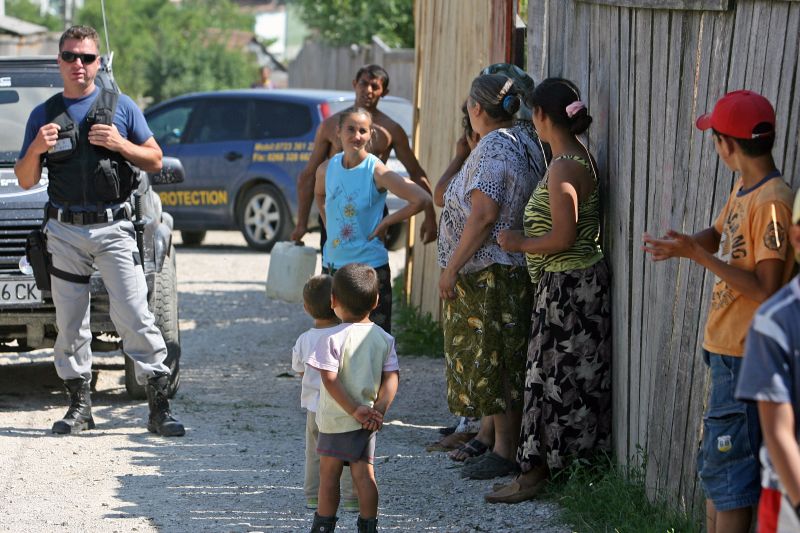 Minorii romi din Spania, îngrijiţi de Crucea Roşie