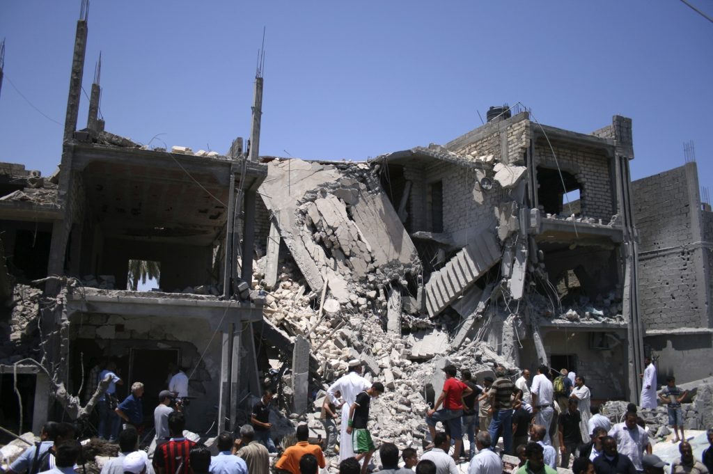 NATO amenință cu bombardarea țintelor civile folosite de trupele lui Gaddafi
