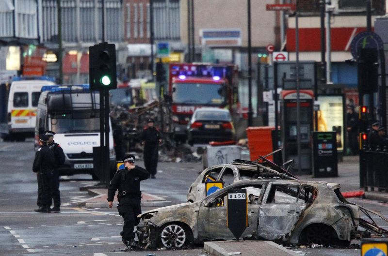 Noi violenţe în suburbiile Londrei. Sute de poliţişti pe străzi, tinerii jefuiesc magazine şi incendiază maşini  | VIDEO