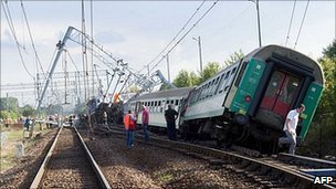 Polonia: patru morţi şi cel puţin 30 de răniţi într-un accident de tren