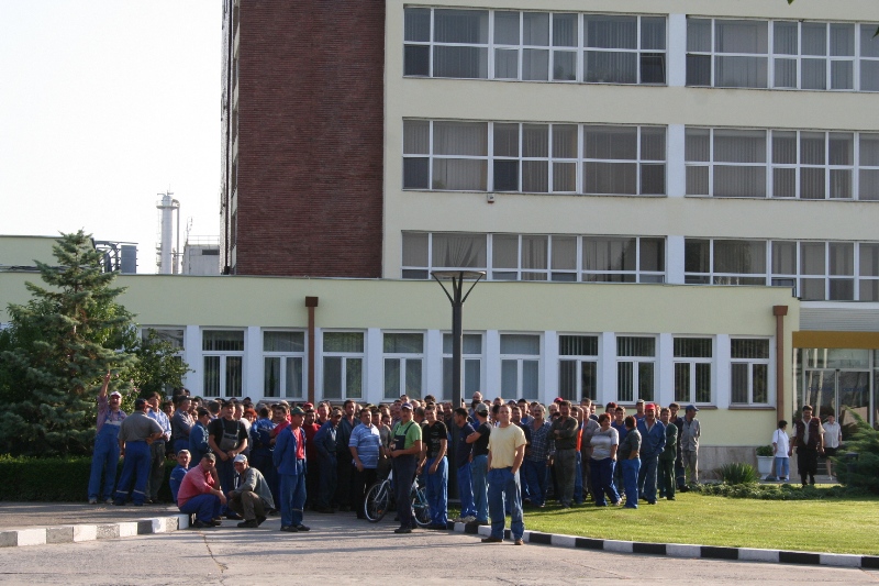 Proteste, la această oră, pe platforma Oltchim. Oamenii nu şi-au luat banii de două luni