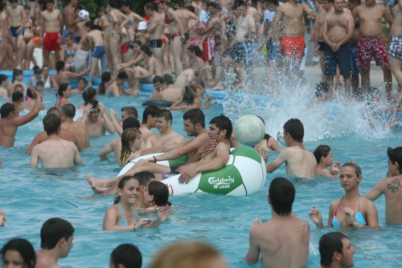 Răceli de vară de la stres, piscine şi avioane