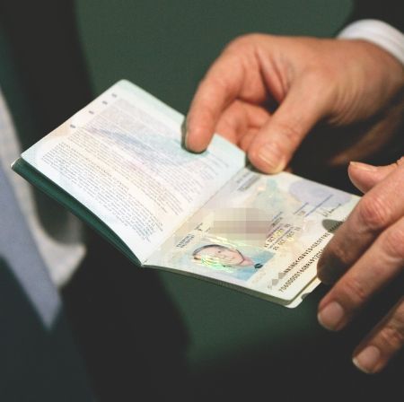Români ajunşi în SUA cu "vize jurnalistice", acuzaţi de fraude informatice