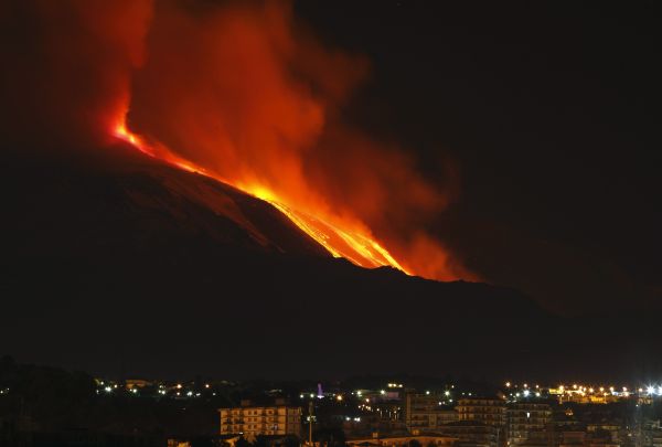 Vulcanul Etna a erupt şi a făcut spectacol în Sicilia | VIDEO