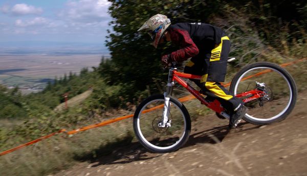 Câte poţi face cu o bicicletă pe un deal? Cicliştii au răspuns la Play Bike - On The Rocks | VIDEO