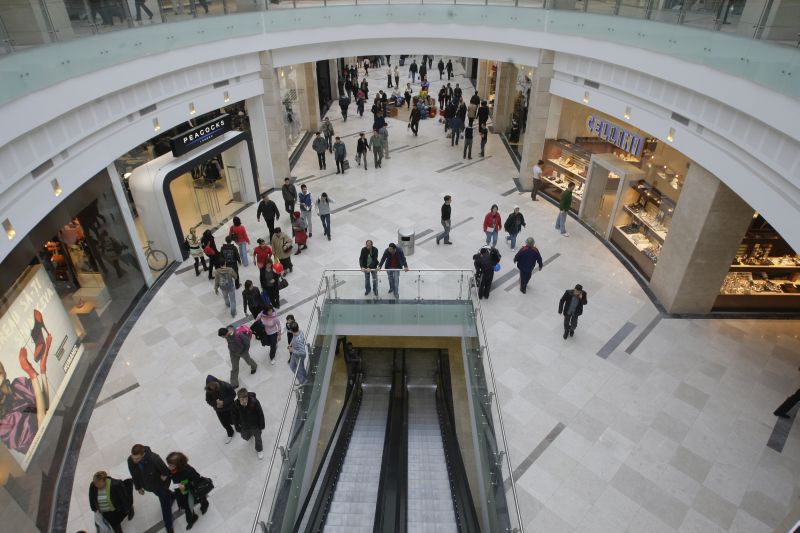 Cinci turci au înşelat mall-urile din Bucureşti cu 4, 5 milioane de euro