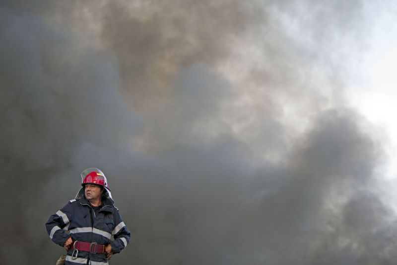 Incendiu puternic într-un bloc din Bucureşti