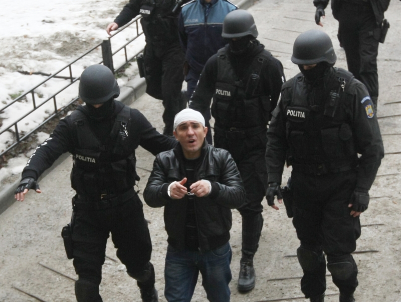 Membru al clanului Corduneanu, ucis sub ochii copilului. Ultima fotografie: cu „băieţii” şi un leu