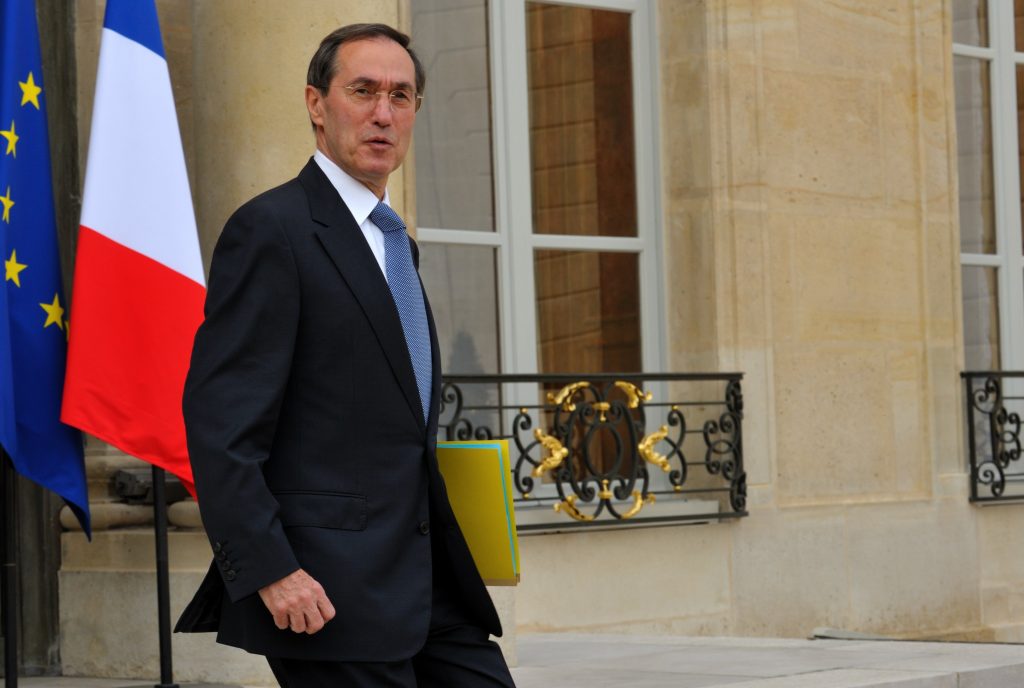 Ministrul francez de interne: Unul din 10 infractori din Paris este român