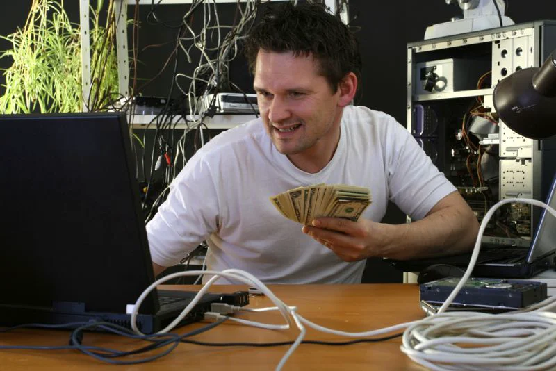Portretul hackerilor români care au făcut bani pe net până s-au plictisit