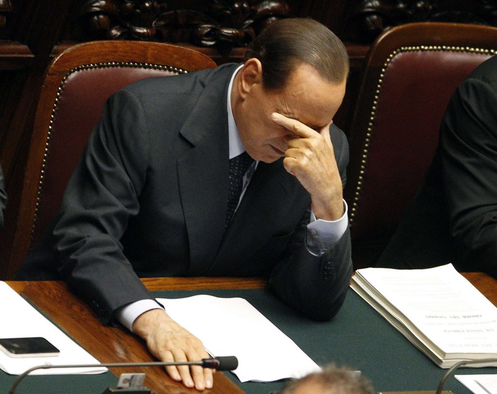 Premierul Berlusconi, atacat de Vatican, lăudat de fostele amante