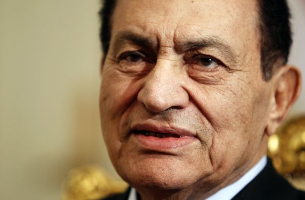 Procesul ex-liderului egiptean Hosni Mubarak şi al fiilor săi se reia azi, la Cairo