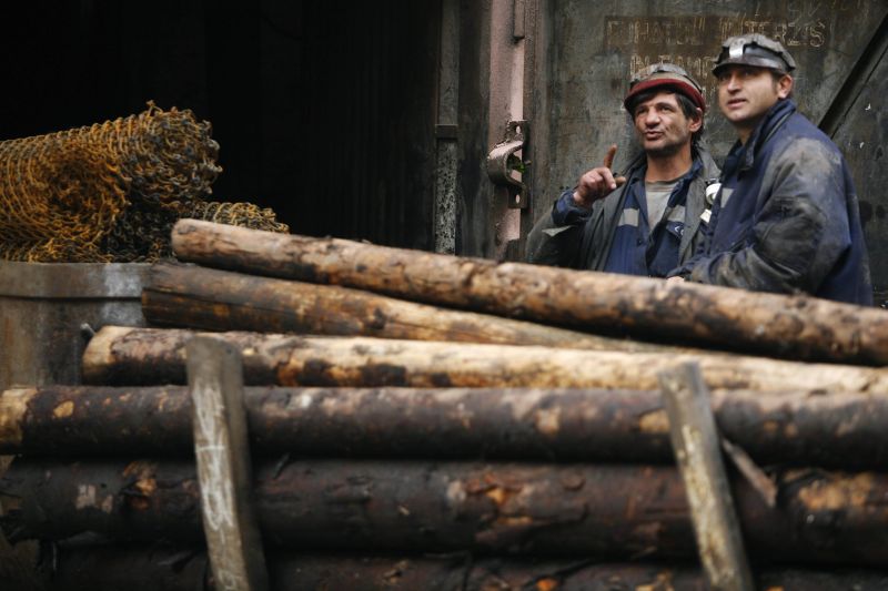 România le face viaţă grea companiilor miniere