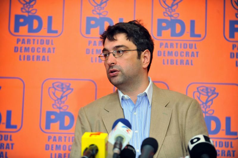 Scandalul gazonului de pe Naţional Arena. PDL şutează la poarta lui Oprescu