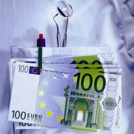 Şpagă de 500 de euro pentru o pensionare pe caz de boală