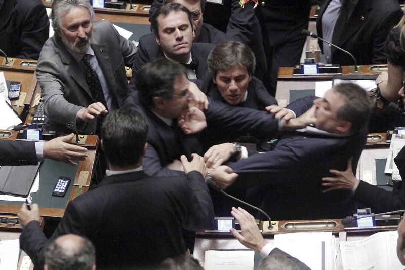 Bătaie în Parlamentul italian, în timpul dezbaterii măsurilor de austeritate