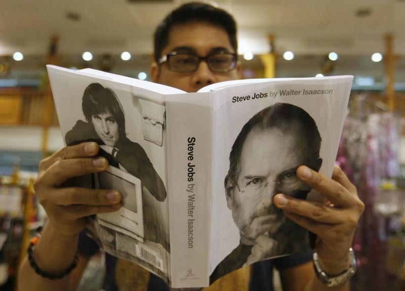 Biografia lui Steve Jobs le rezervă românilor surprize despre Obama