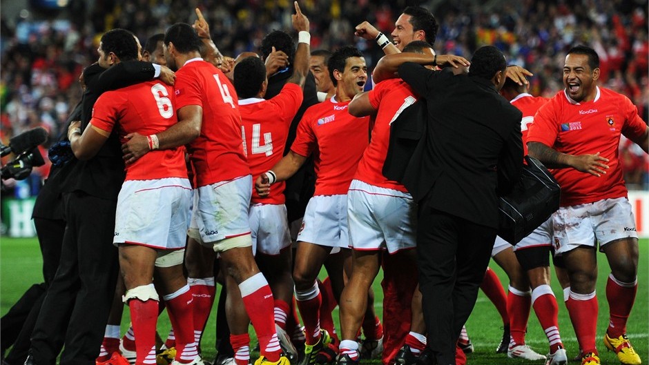 "Bombă" la RWC 2011: Tonga a bătut Franţa, dar "cocoşii" merg mai departe