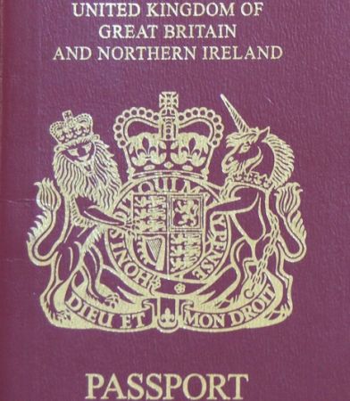 Britanicii schimbă în paşapoarte rubrica"mama" şi "tata". VEZI ce vor scrie