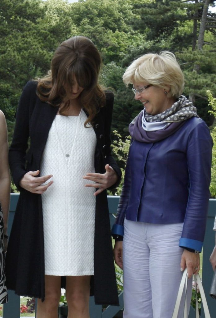 Carla Bruni se pregăteşte să nască. Preşedintele Sarkozy a plecat în Germania