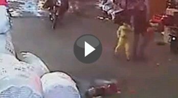 CAZ ŞOCANT ÎN CHINA: O fetiţă de doi ani, călcată de două camionete şi ignorată de trecători. Recompensă pentru femeia care a salvat-o | VIDEO