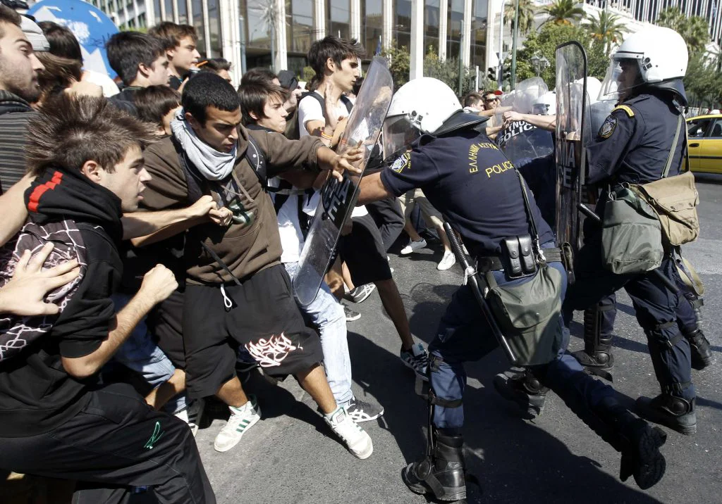 Ciocniri între elevi, studenţi şi poliţişti, la Atena