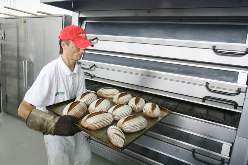 Cum păcălesc brutarii o ţară întreagă. VEZI cum se fabrică "pâinea neagră"