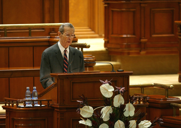 DISCURS INTEGRAL. Regele Mihai I în Parlament: "România, o ţară pe care am luat-o cu împrumut de la copiii noştri"