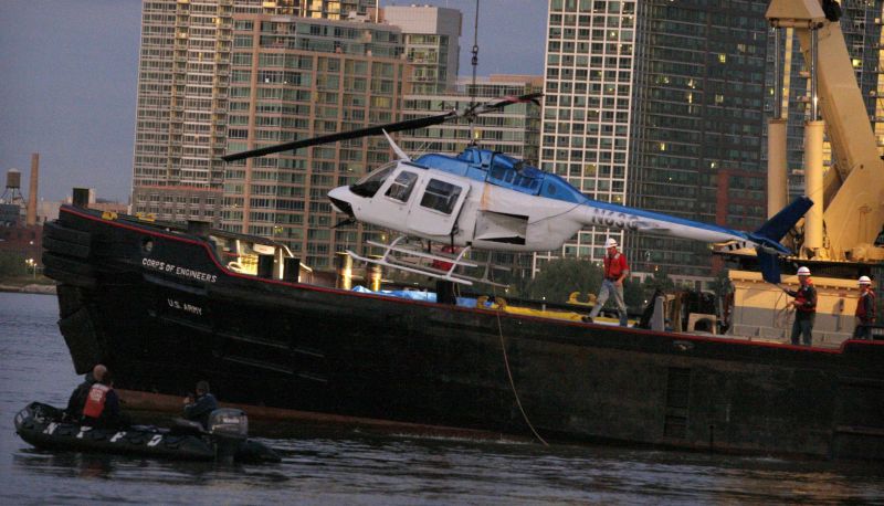 Elicopter cu turişti britanici, prăbuşit în East River, New York. O femeie a murit | VIDEO