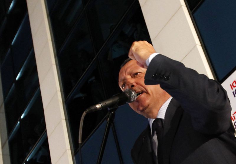Erdogan îl acuză pe Sarkozy că foloseşte limbaj "dublu, triplu, cvintuplu" în privinţa genocidului armean