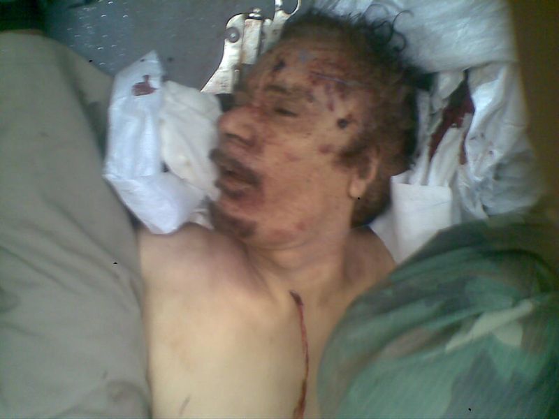 Gaddafi a fost înmormântat în secret. Apar noi imagini şocante din momentul capturării