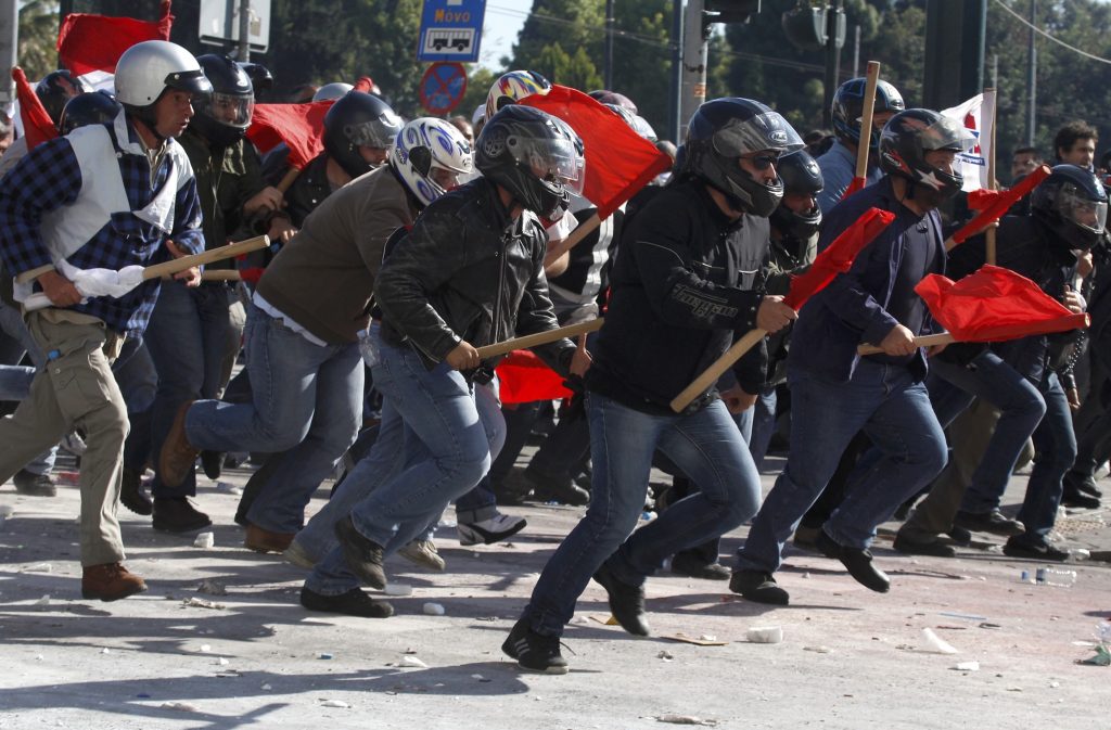 Grecia: Protestatarii s-au luat la bătaie între ei. O persoană a murit | VIDEO