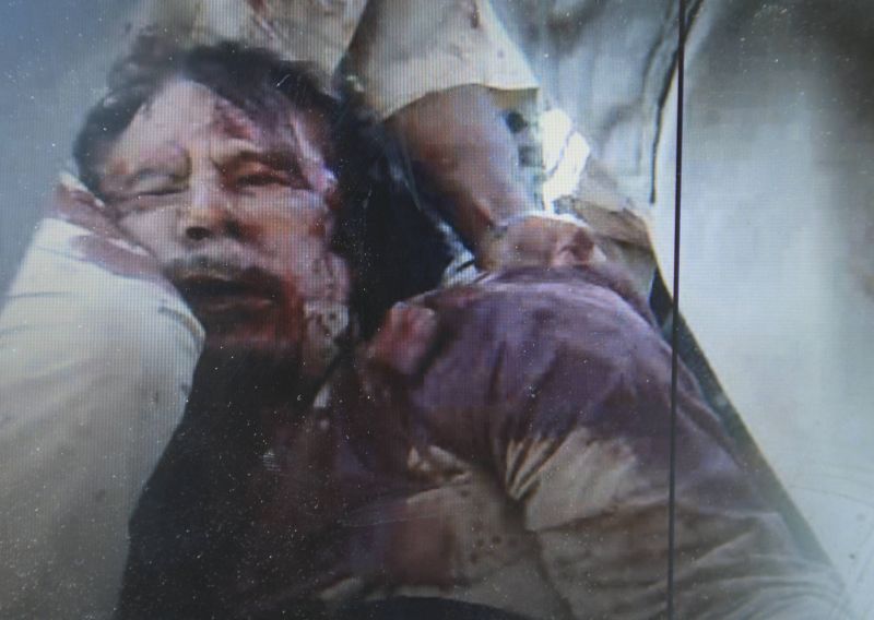 IMAGINI ŞOCANTE. Premierul Libiei: "Se confirmă moartea lui Gaddafi". VEZI care au fost ultimele cuvinte ale lui Gaddafi