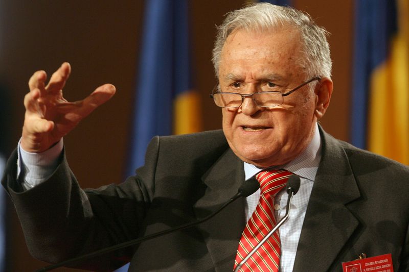 Ion Iliescu admite că a comis "stângăcii" în relaţia cu regele