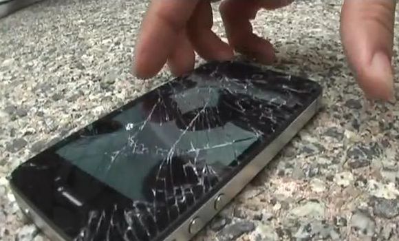 iPhone 4S şi Samsung Galaxy SII, testul rezistenţei la căzături