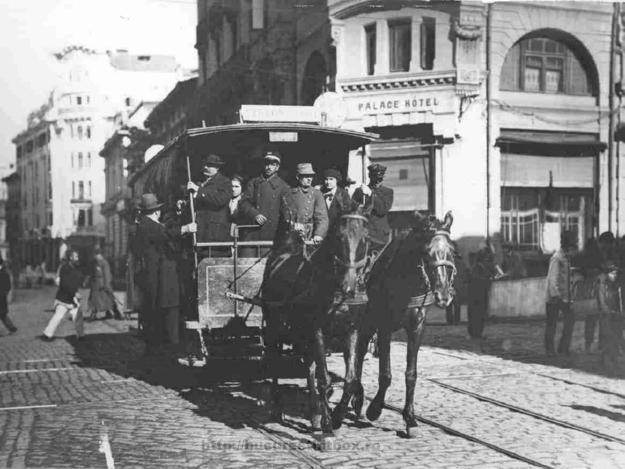 Istoria transportului în comun din Capitală. Vezi ce autobuze şi tramvaie au circulat prin Bucureşti din 1925 şi până în prezent | FOTO
