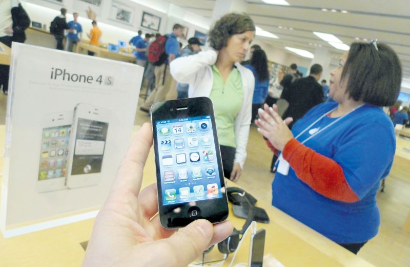 Luptă dură: cine aduce iPhone 4S în România