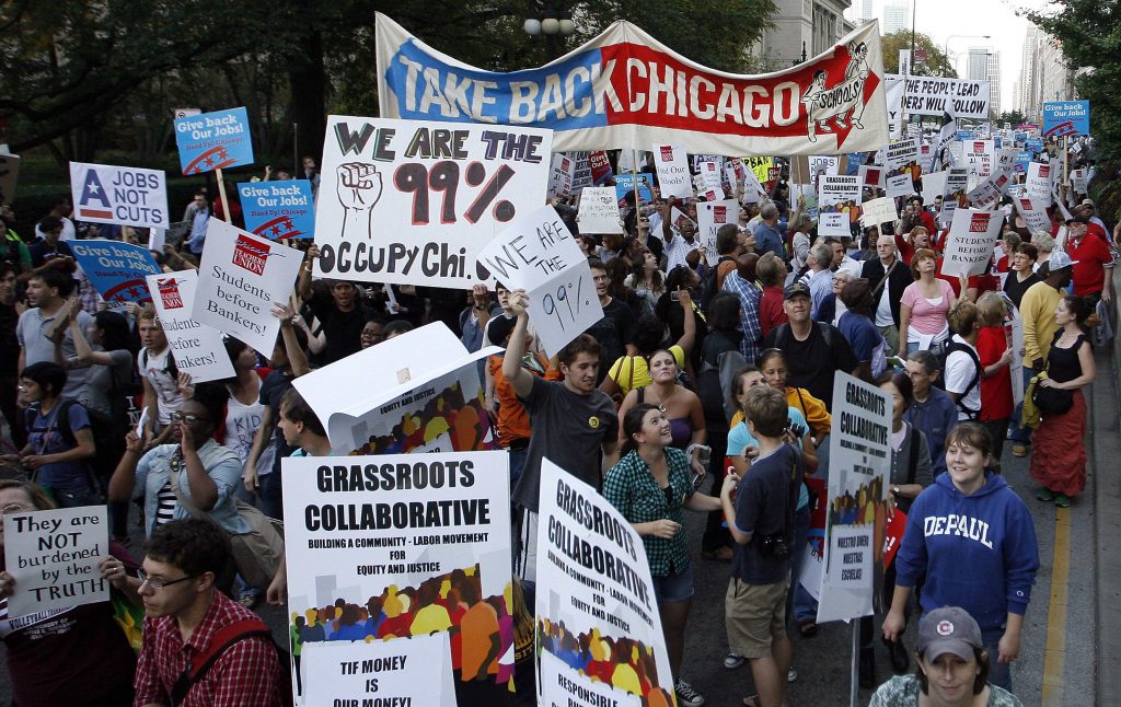 Protestatarii "Ocupaţi Wall Street" mărşăluiesc pe la casele milionarilor | VIDEO