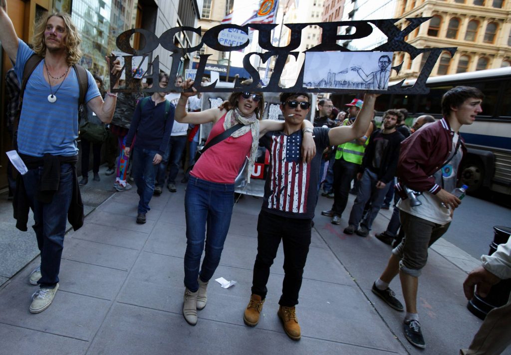 Protestele anti Wall Street se extind. Poliţia din New York a făcut zeci de arestări şi i-a lovit pe demonstranţi | VIDEO