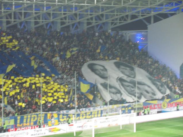 Pumni şi petarde la Petrolul - Steaua. Un suporter l-a lovit pe stelistul Galamaz. Tătăruşanu, rănit cu o petardă. Meciul, suspendat definitiv