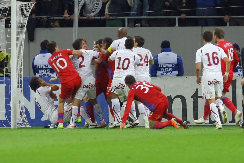 Steaua - Rapid 0-0. Bătăie, nervi şi trei eliminări în primul derby de pe "Naţional Arena"