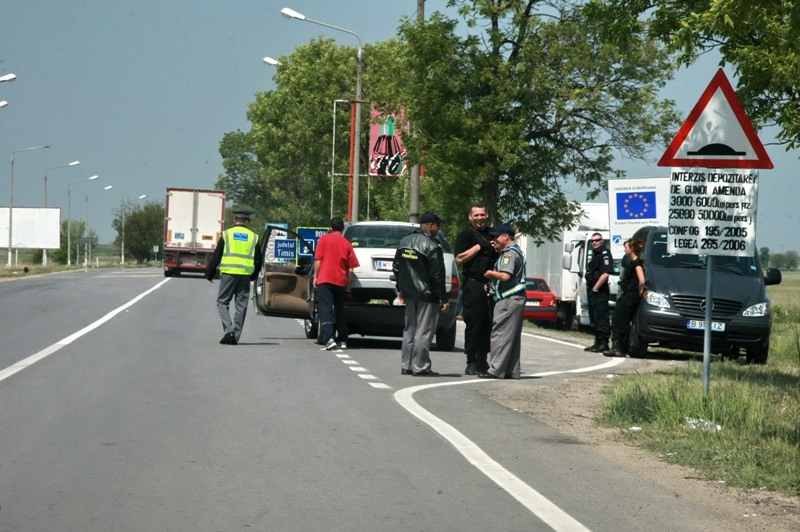 Un poliţist de frontieră făcea contrabandă când ieşea din tură. Un singur transport îi tripla salariul