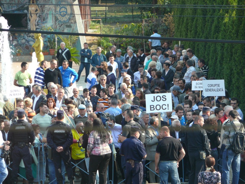 Viceprimarul PSD al Timişoarei huiduie cu manifestanţii în stradă Guvernul Boc