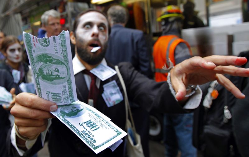 Wall Street, sub asediul indignaţilor americani