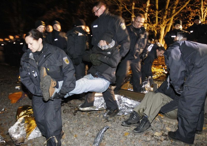 1.300 de oameni arestaţi în Germania, după proteste anti-nucleare pe calea ferată