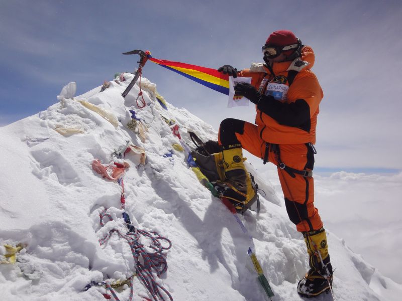 Alpinistul Colibăşanu urcă din nou pe "acoperişul lumii". El atacă vârful Kanchenjunga