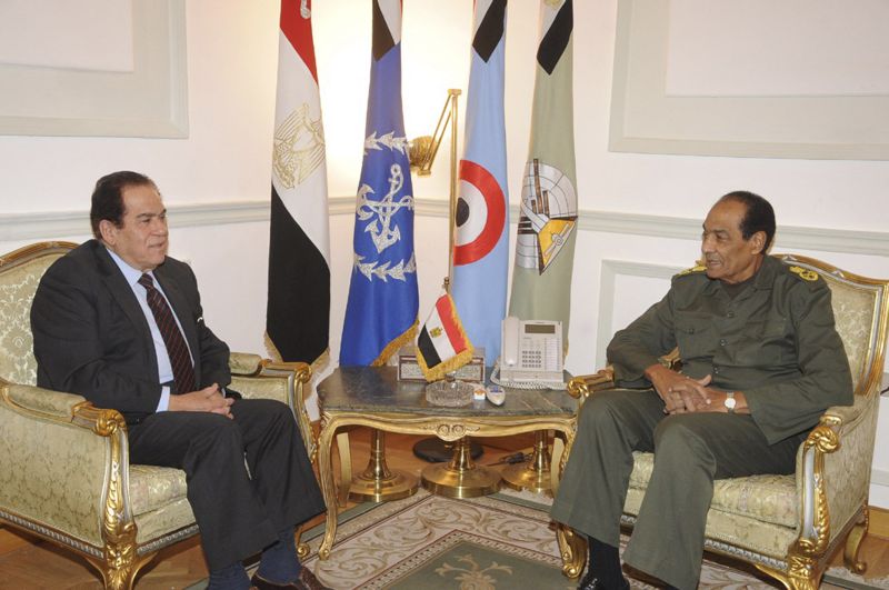 Armata egipteană a numit în fruntea noului guvern un premier din vremea lui Mubarak