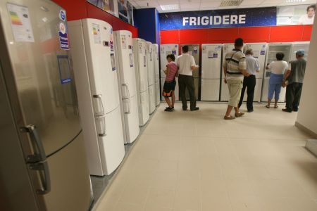 Cât de des îşi mai cumpără românii un frigider