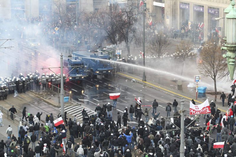 Confruntări violente la Varşovia între anarhişti şi naţionalişti